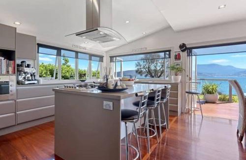 Tranmere House | Casa Con Vista Luxury Waterfront Home, Sleeps 10