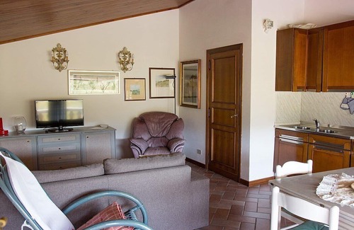 Massa e Cozzile House | Casa Concerto A: A graceful apartment located on top of a small hill, with Free WI-FI.