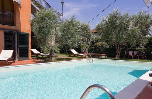 Massa e Cozzile House | Casa Concerto A: A graceful apartment located on top of a small hill, with Free WI-FI.