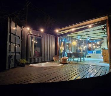 Miguel Pereira House | Casa Container com Hidro ao Ar Livre e Vista para a Natureza Miguel Pereira