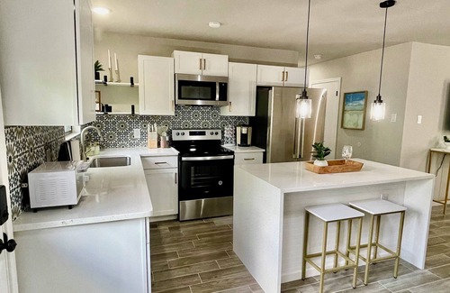 Arena District House | Casa Contemporary SA/Stylish 3BR Mins to Frost Bank Center, Downtown & Riverwalk