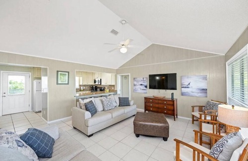 Surf Side Shores House | Casa Crockett Summary