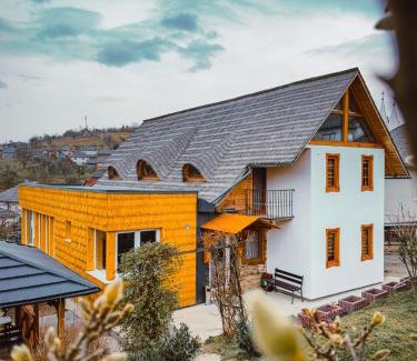 Poienile Izei House | Casa cu Magnolii