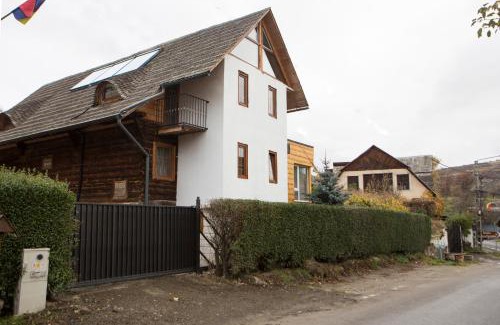 Poienile Izei House | Casa cu Magnolii