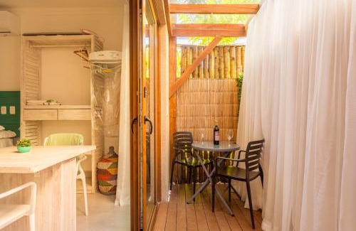 Juquehy House | Casa d'Aroeira Residencial Boutique - Centro de Juqueí - 2 quadras do mar - Serviço de Praia - Roupa de Cama 600 fios algodão Egípcio - Toalhas Banho e Praia - Tudo Novo - Estacionamento Interno - Cozinha - Consulte unidades com Ofurô Hidro e Cromoterapia