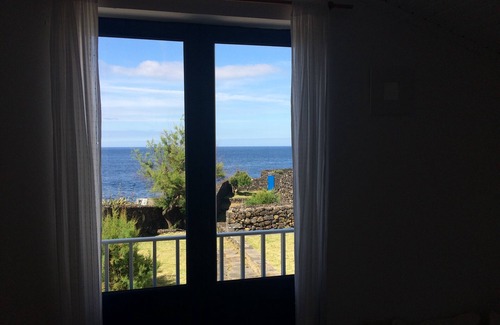 Ponta Delgada Cottage | Casa da Beira Mar - an ocean refuge (RRAL nº988)