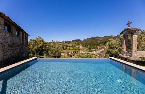 Guilhofrei House | Casa da Capela - House with infinity pool by House and People
