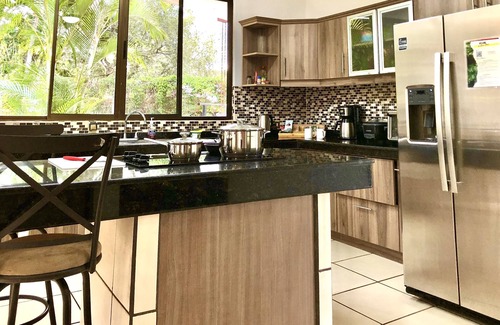 Alajuela House | Casa Dali - Secluded yet close to SJO Airport & INCAE - King bed, fast wifi