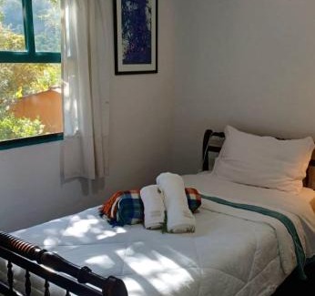 Araras House | Casa das flores - Paraiso no Vale das Videiras, com natureza, canto dos pássaros e perto do centrinho