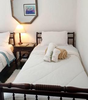 Araras House | Casa das flores - Paraiso no Vale das Videiras, com natureza, canto dos pássaros e perto do centrinho