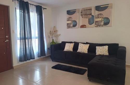 Leon House | Casa de 2 plantas, confort y ubicación estratégica