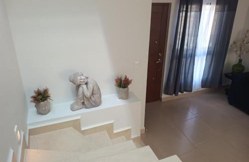 Leon House | Casa de 2 plantas, confort y ubicación estratégica