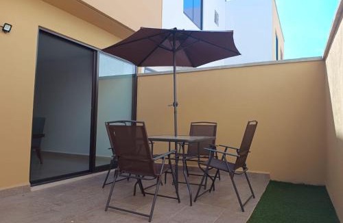 Leon House | Casa de 2 plantas, confort y ubicación estratégica
