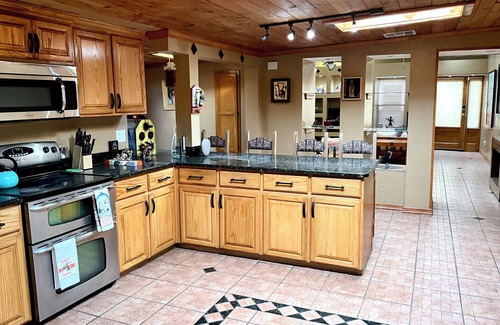 Mesilla Park House | Casa de Arte; Art, Comfort, Private Location, Home Office