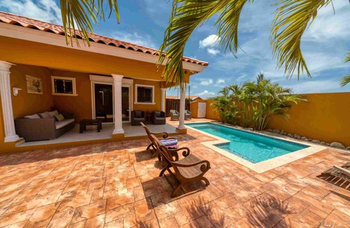 Boegoeroei Villa | Casa de Aruba - 3 bdrm/2 bath Villa - Noord
