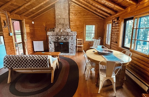 Northern Ontario Cabin | Casa de Campo, a magical log cabin nestled in the woods directly on the lake.