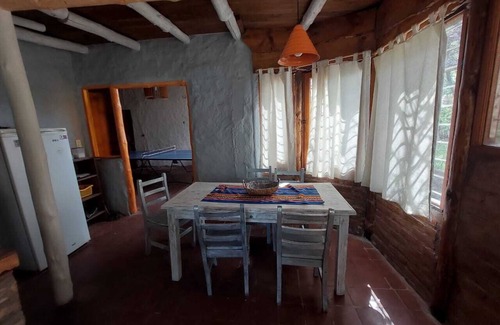 Bajada del Agrio Cottage | Casa de Campo Los Cerezos. Para Descansar Junto al río y la Naturaleza