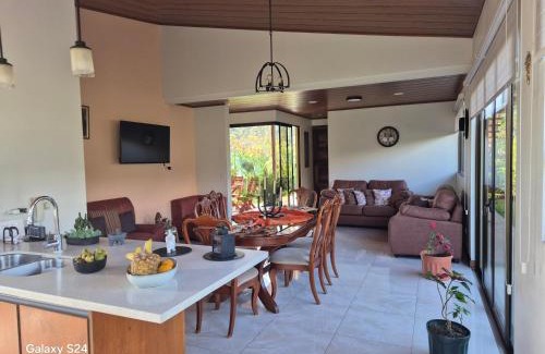 Santiago House | Casa de campo Pura Vida