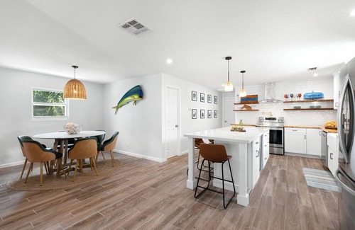 New Town House | CASA DE CANAL ~ 3 BR, 2 Ba. Canal Front Home!