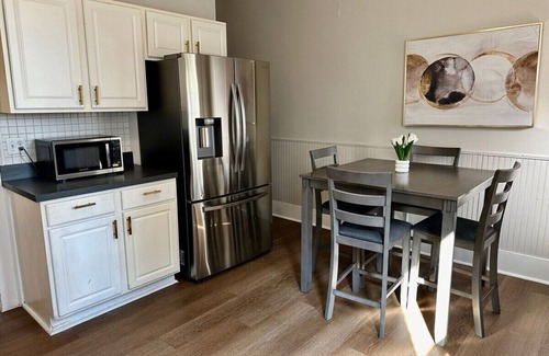 Evansville House | Casa de Color - 2BR/1BA Townhome near Downtown