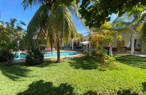 El Hawaii House | Casa de Descanso en Monterrico