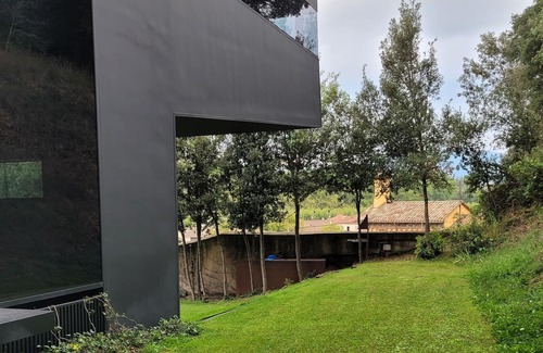 Olot House | Casa de Diseño The Black Line House