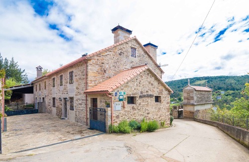 Cabana de Bergantinos House | Casa de Verdes rural tourism is an old farmhouse restored.