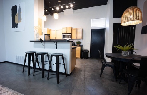 Norman House | Casa de Flo - 3 BD/3 Bath SPACIOUS CONDO
