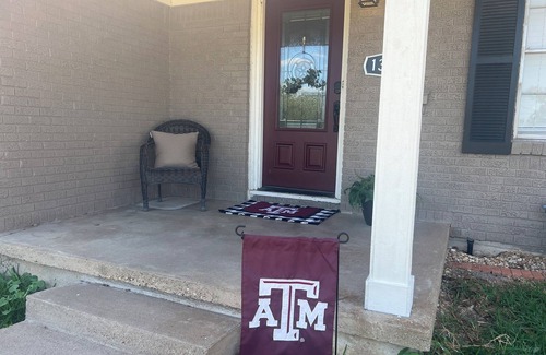 College Hills Estates House | Casa de Howdy! Sleeps 20- 3K/3Q/8T Pool, Pavillion!