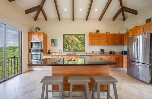 Rio Seco House | Casa de la Promesa, Luxurious Retreat with Pool