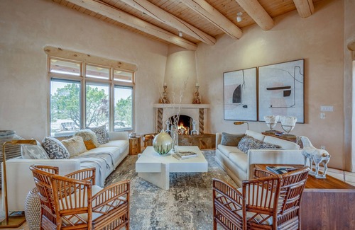 La Tierra House | Casa de las Vistas | Stunning Mountain Views | Designer Decor | MONTHLY