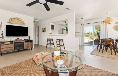 Yucca Valley House | Casa de Los Altos: Desert Garden w/HotTub & Pool