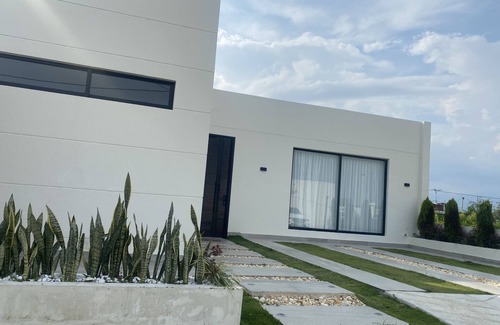 Ibague House | Casa de Lujo en Ibague - Tol Piscina-jacuzzi-churrasquera-patio de Ropas-cocina