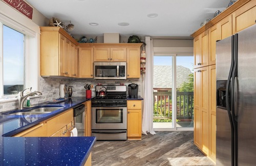 Lincoln City Condo | Casa de Marea - Oceanview, shops, restaurant's, & the beach - Sleeps 6 - Garage