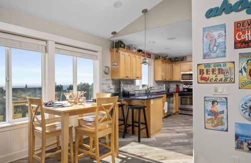 Lincoln City Condo | Casa de Marea - Oceanview, shops, restaurant's, & the beach - Sleeps 6 - Garage
