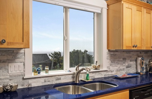 Lincoln City Condo | Casa de Marea - Oceanview, shops, restaurant's, & the beach - Sleeps 6 - Garage