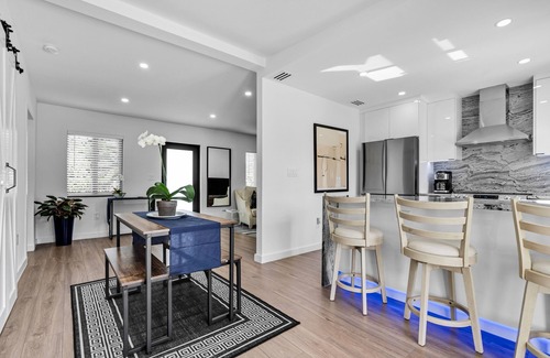 Ludlam House | Casa De Miller: Modern private 4 bedroom 4 bathroom