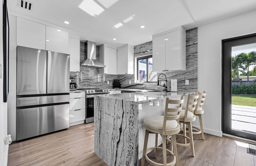 Ludlam House | Casa De Miller: Modern private 4 bedroom 4 bathroom