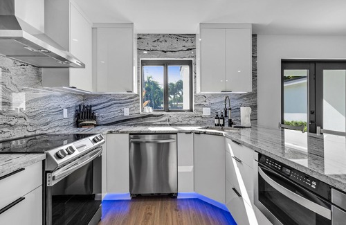 Ludlam House | Casa De Miller: Modern private 4 bedroom 4 bathroom