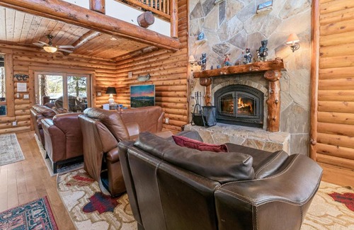 Big Bear Lake House | Casa De Oso Lakefront - Make memories at this stunning home! Billiards & Cinema room