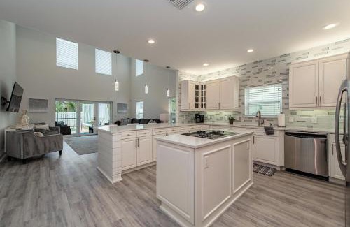 Naples Park House | Casa de Palmeras! Southern private pool, close to beach!