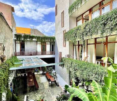 Mindelo House | Casa de Poço Guest House and Gallery