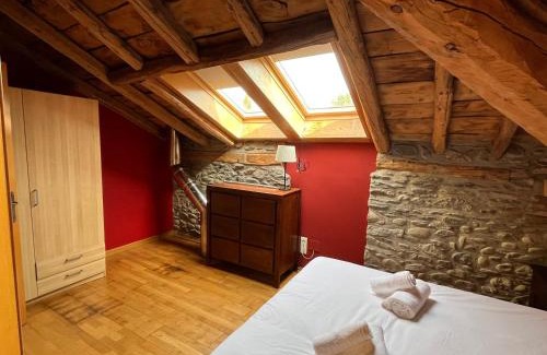 Bourg-Madame House | Casa de poble acollidora,amb llar de foc,