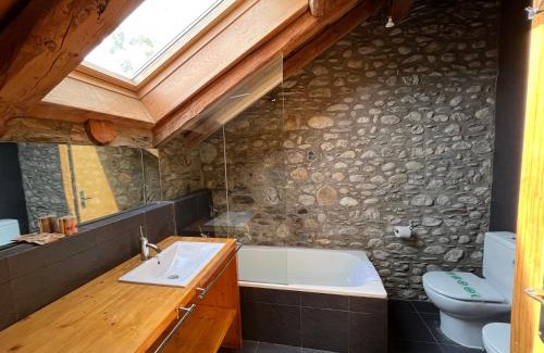 Bourg-Madame House | Casa de poble acollidora,amb llar de foc,