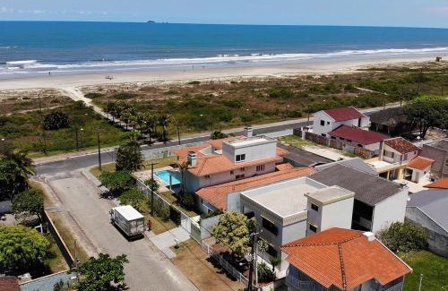 Pontal do Parana House | Casa de praia com boa ventilação garagem coberta para 3 carros 50m da praia