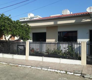 Centro House | Casa de Praia Navegantes - 100 metros do mar