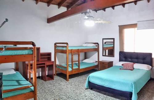 Pereira House | Casa de recreo para 25 con hermoso paisaje, Eje Cafetero Colombia.