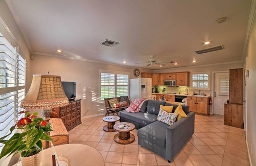 Corpus Christi Cottage | Casa de Samuel - Patio, Fountain & Outdoor Kitchen