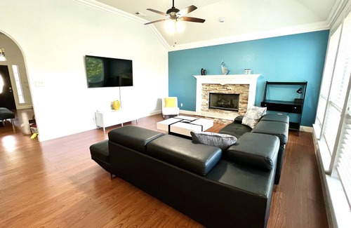 Flower Mound House | Casa-De-Sol: A vibrant home loaded with amenities- Sleeps 14