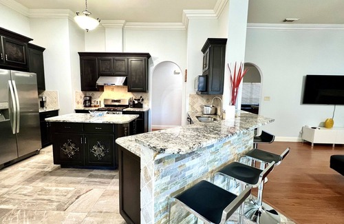 Flower Mound House | Casa-De-Sol: A vibrant home loaded with amenities- Sleeps 14